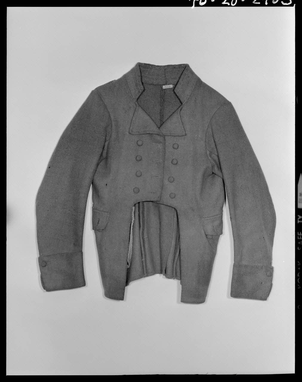 Beck photographie Levite en serge gris-bleu, de style Directoire. Provenant des Deux-Sèvres France 1970/11/13 Ph.1970.20.2703 Photo