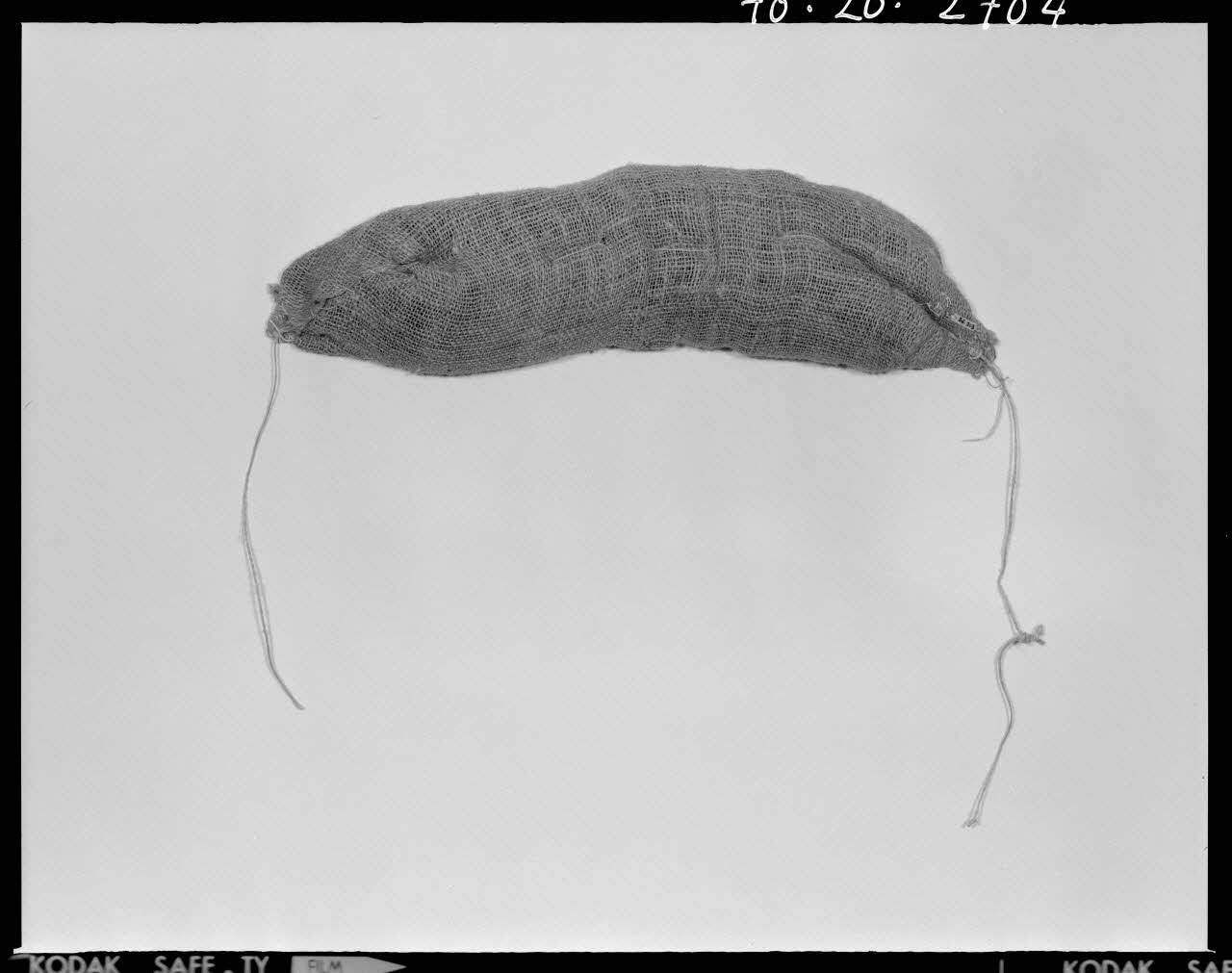 Beck photographie Tournure en toile à sac. Provenant des Ardennes France 1970/11/13 Ph.1970.20.2704 Photo