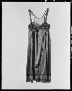 Beck photographie Robe en velours et satin. Provenant du Bas-Rhin France 1970/11/13 Ph.1970.20.2709  Photo