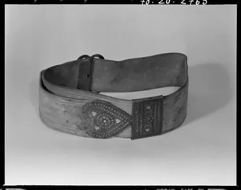 Beck photographie Ceinture en buffle et cuivre, à décor ajouré. Provenant du Finistère France 1970/11/20 Ph.1970.20.2765 Photo
