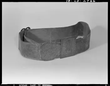 Beck photographie Ceinture en buffle et cuivre, à décor martelé. Provenant du Finistère France 1970/11/20 Ph.1970.20.2766 Photo
