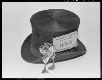 Beck photographie Chapeau de conscrit avec ruban et numéro. Provenant du Rhône France 1970/11/20 Ph.1970.20.2770  Photo