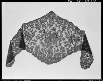 Beck photographie Mantille en dentelle noire. Provenant de Corse France 1970/11/20 Ph.1970.20.2783 Photo