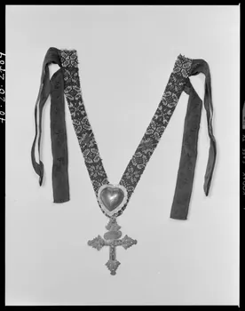 Beck photographie Collier : ruban perlé et cœur et croix en argent. Provenant de Savoie France 1970/11/20 Ph.1970.20.2784 Photo