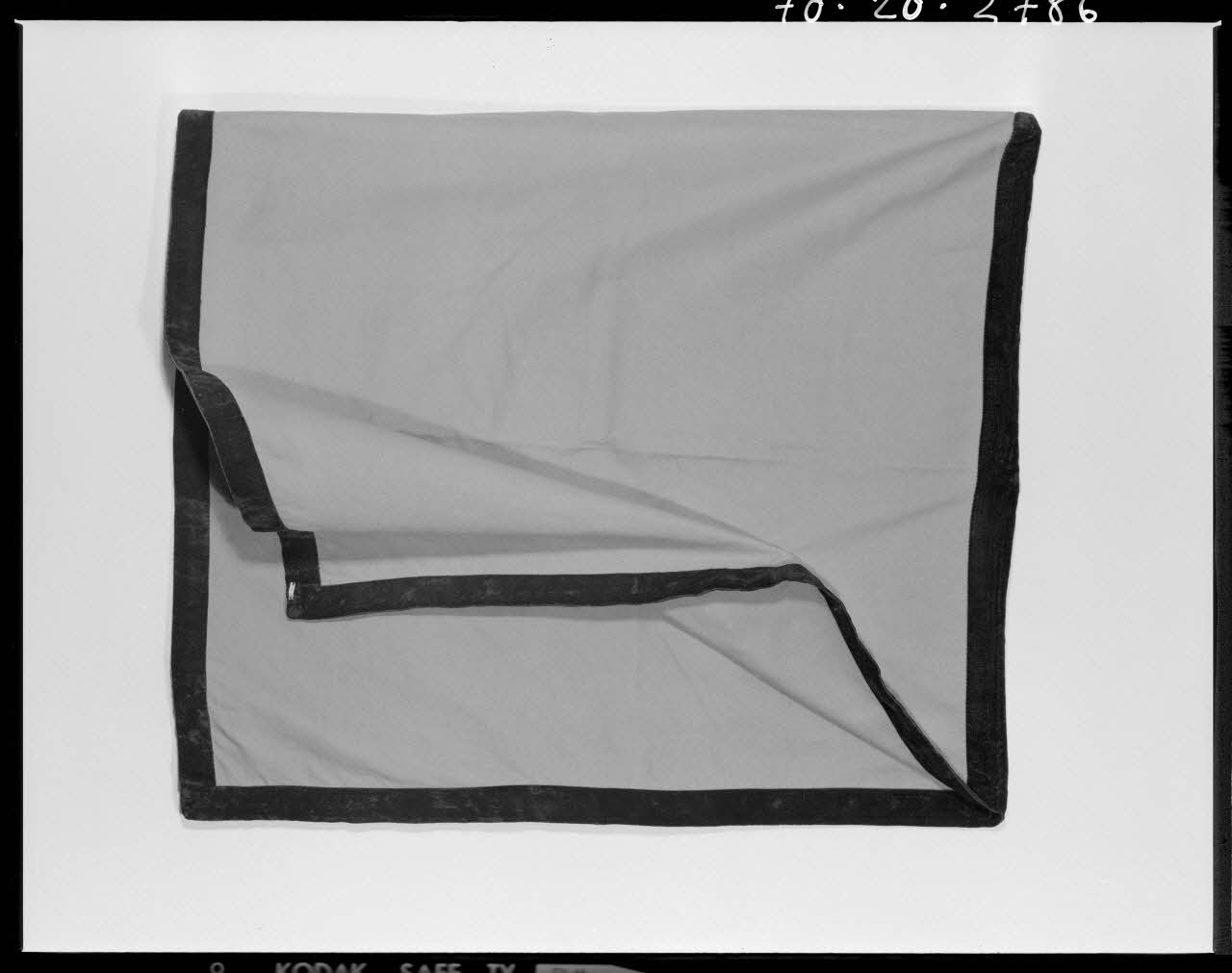 Beck photographie Capulet en drap rouge et velours noir. Provenant des Hautes-Pyrénées France 1970/11/20 Ph.1970.20.2786  Photo