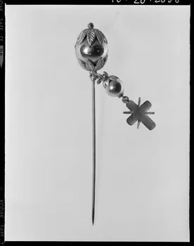 Beck photographie Epingle de châle ornée d'une perle et d'une petite croix. Provenant de Paris France 1970/11/27 Ph.1970.20.2858 Photo