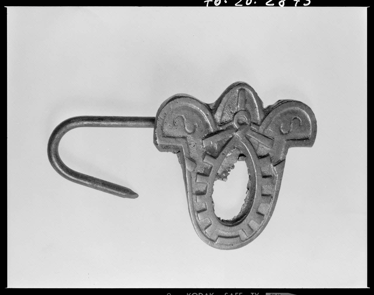 Beck photographie Boucle de tablier de bourrelier. Provenant de Seine-Maritime France 1970/11/27 Ph.1970.20.2875 Photo