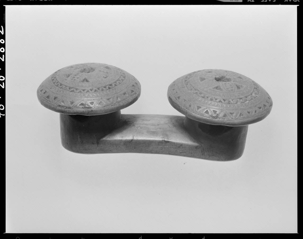 Beck photographie Bouton-double, en bois gravé et incrusté. Provenant du Finistère France 1970/11/27 Ph.1970.20.2882 Photo