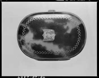 Beck photographie Porte-monnaie en écaille, métal et soie. Provenant de Loire-Atlantique. Vue de l'objet fermé France 1970/11/27 Ph.1970.20.2884 Photo