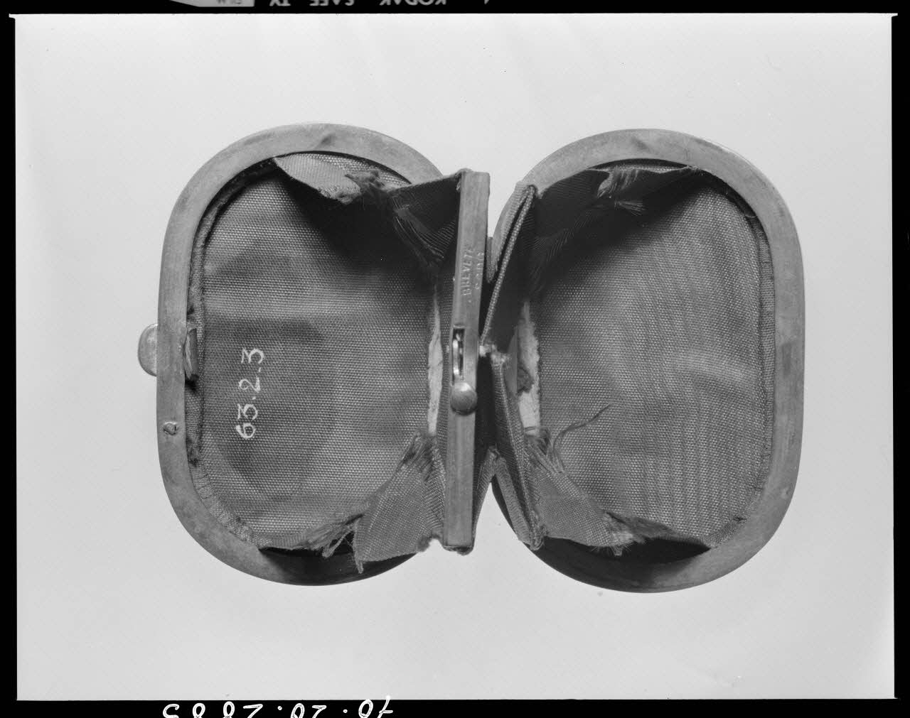 Beck photographie Porte-monnaie en écaille, métal et soie. Provenant de Loire-Atlantique. Vue de l'objet ouvert France 1970/11/27 Ph.1970.20.2885  Photo