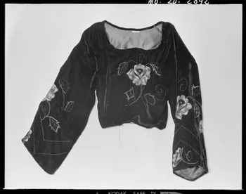 Beck photographie Veste de bigouden, en velours brodé et perlé. Provenant du Finistère France 1970/12/3 Ph.1970.20.2892 Photo
