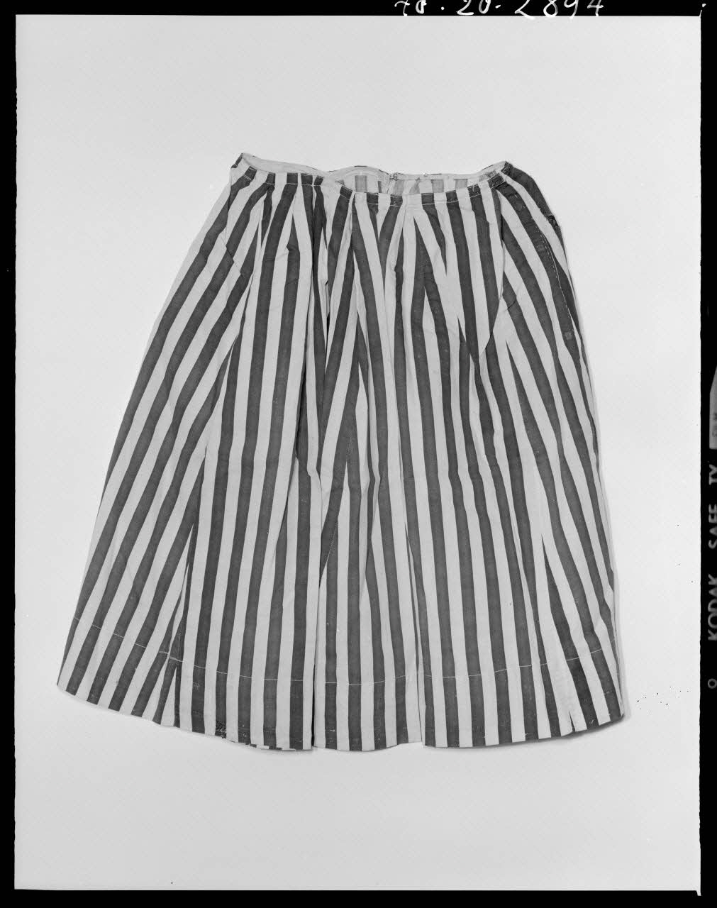 Beck photographie Costume de verrotière : jupe en cotonnade rayée. Provenant de la Somme France 1970/12/3 Ph.1970.20.2894 Photo