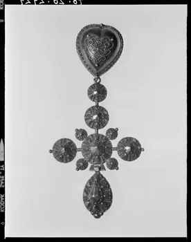 Beck photographie Pendentif en forme de croix, en vermeil filigrané. Provenant de Bretagne France 1970/12/3 Ph.1970.20.2921 Photo