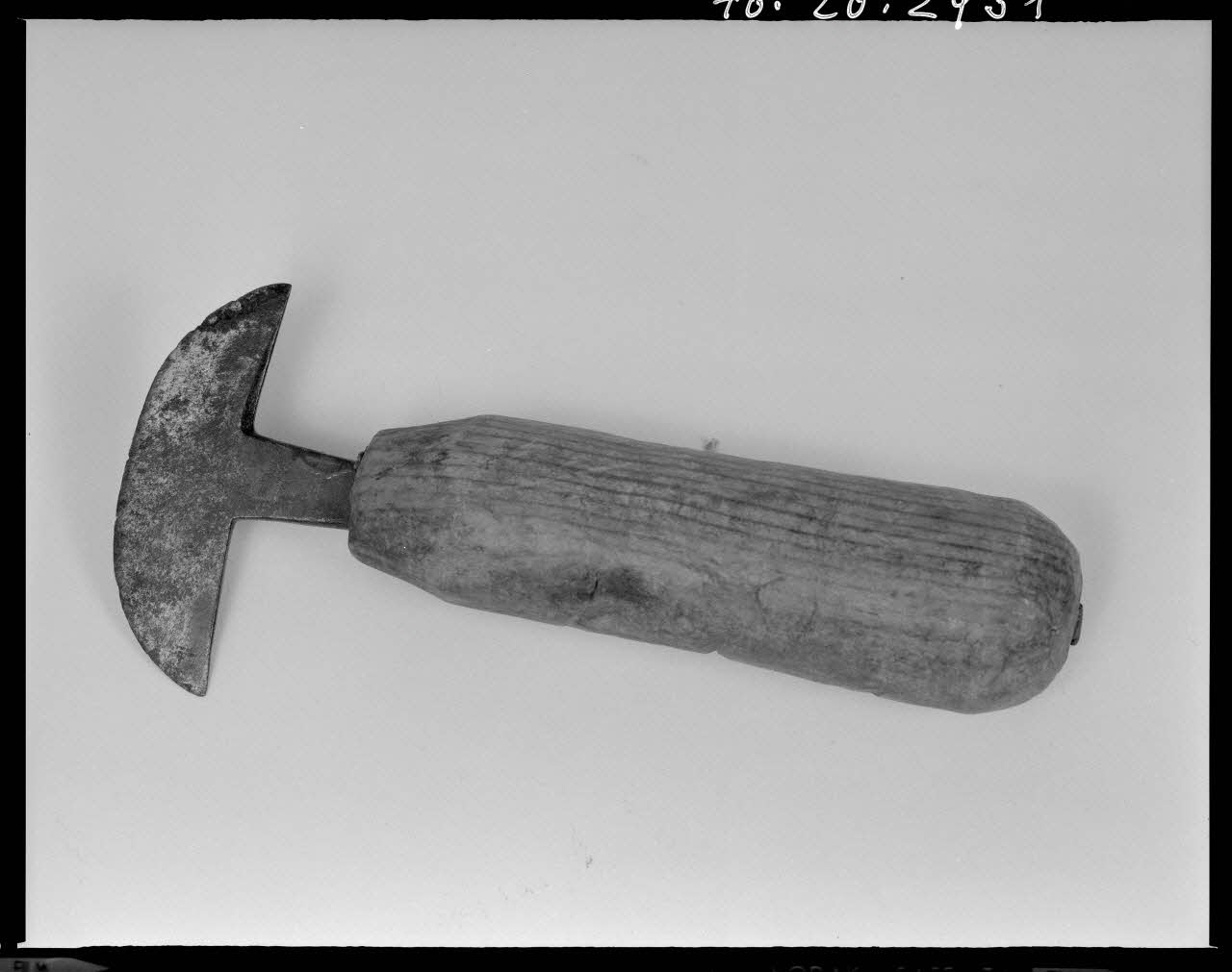 Beck photographie Tranchet de bourrelier, en bois et fer. Provenant des Hautes-Alpes France 1970/12/4 Ph.1970.20.2931 Photo