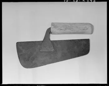 Beck photographie Couteau de briquetier en fer et en bois. Provenant du Loir-et-Cher France 1970 Ph.1970.20.2946  Photo