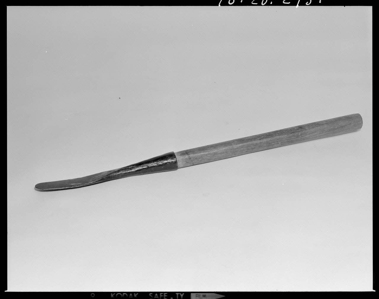 Beck photographie Ecorçoir avec une spatule en fer et un manche en bois. Provenant de l'Yonne France 1970 Ph.1970.20.2951 Photo