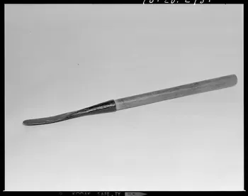 Beck photographie Ecorçoir avec une spatule en fer et un manche en bois. Provenant de l'Yonne France 1970 Ph.1970.20.2951 Photo