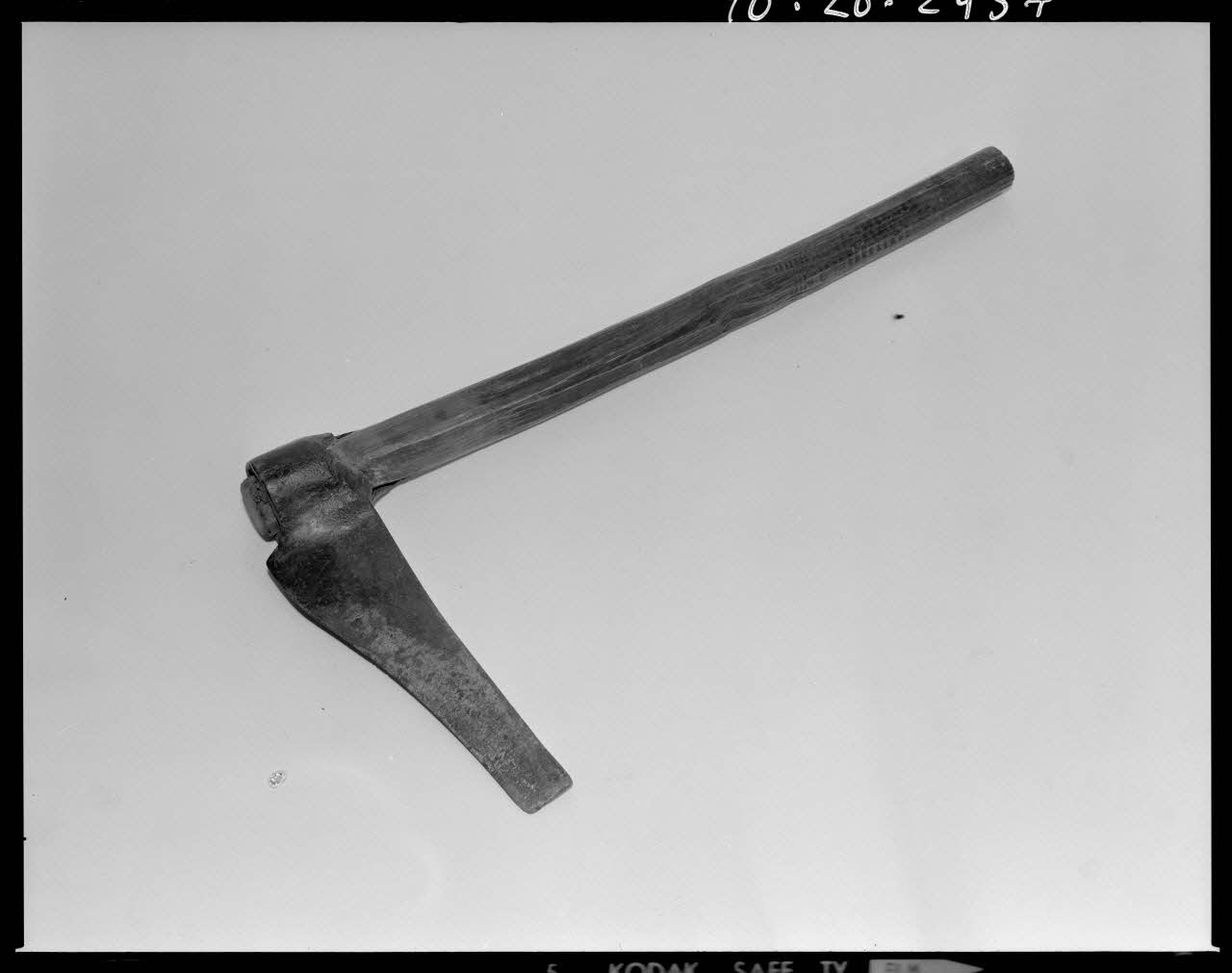 Beck photographie Coutre et départoir en fer et en bois. Provenant de Vendée France 1970 Ph.1970.20.2957 Photo