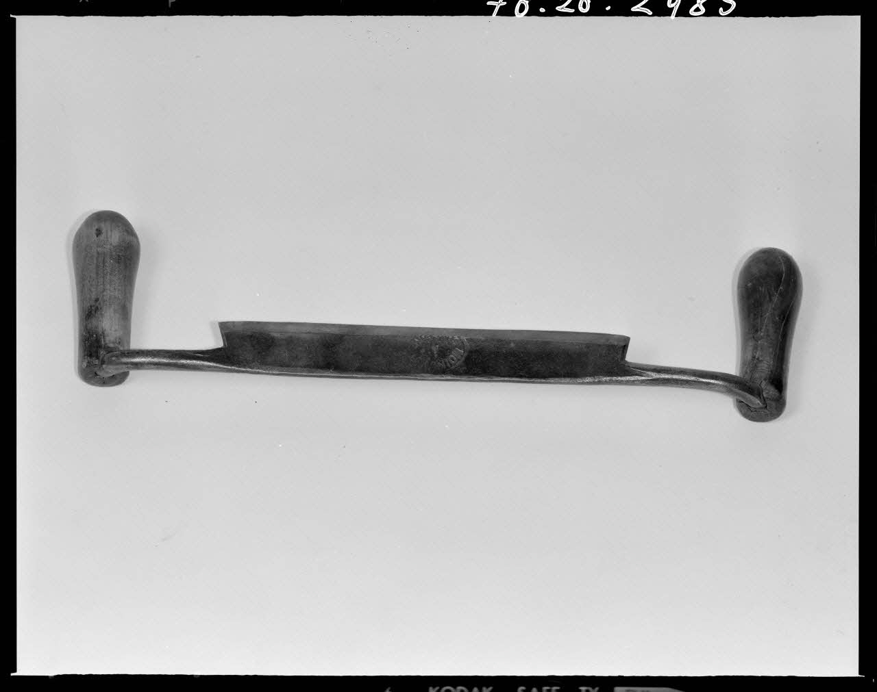 Beck photographie Plane de tonnelier en bois et en métal. Provenant du Cher France 1970 Ph.1970.20.2985 Photo