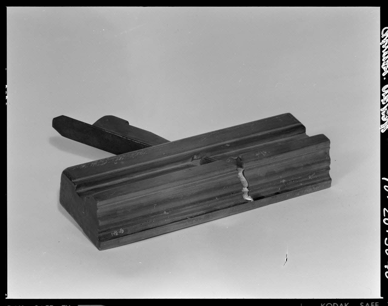 Beck photographie Rabot à moulure. Provenant de la Creuse et de Clermont-Ferrand France 1970 Ph.1970.20.3040  Photo
