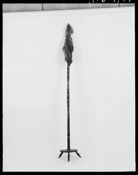 Réunion des musées nationaux - Grand Palais photographie Quenouille en bois, étain et chanvre. Trépied. Provenant de Lorraine France 1971 Ph.1971.6.1754 Photo