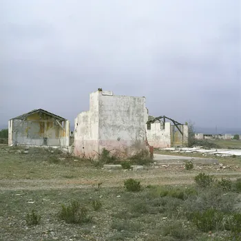 Valérie Leray tirage photographique Série photographique "Place with no Name", Paintball field, Military camp, Clandestine detention centres, Ruins field, Rivesaltes 2008 / Internment Camp for Gypsies (Roma), Rivesaltes 1939-1942 Occitanie, France 2008 2023.12.4 Photo Valérie Leray