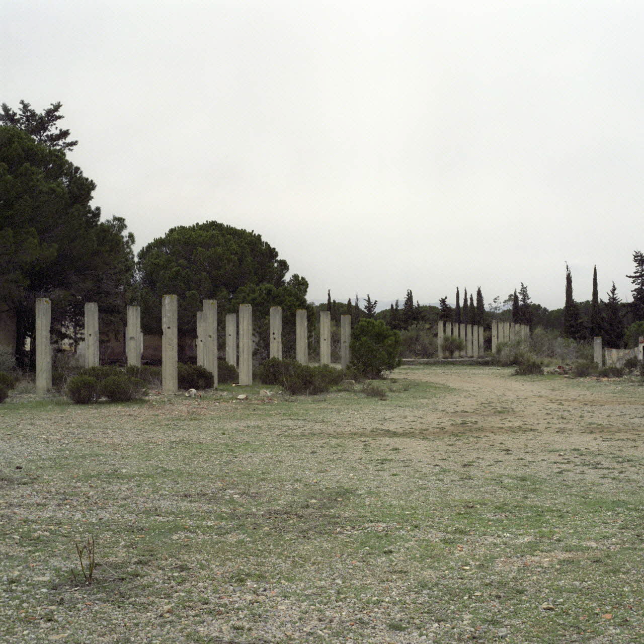 Valérie Leray tirage photographique Série photographique "Place with no Name", Paintball field, Military camp, Clandestine detention centres, Ruins field, Rivesaltes 2008 / Internment Camp for Gypsies (Roma), Rivesaltes 1939-1942 Languedoc-Roussillon, France 2008 2023.13.1  Photo Valérie Leray
