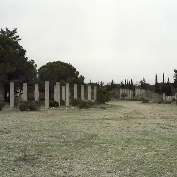 Valérie Leray tirage photographique Série photographique "Place with no Name", Paintball field, Military camp, Clandestine detention centres, Ruins field, Rivesaltes 2008 / Internment Camp for Gypsies (Roma), Rivesaltes 1939-1942 Languedoc-Roussillon, France 2008 2023.13.1 Photo Valérie Leray