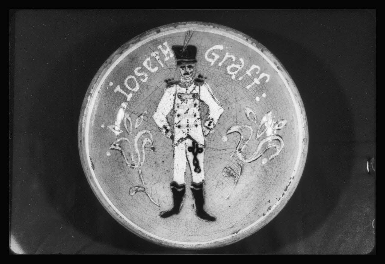 A. Chastanier photographie Plat rond décoré d'un grenadier ? Alsace, France 1973 Ph.1973.204.48 Photo