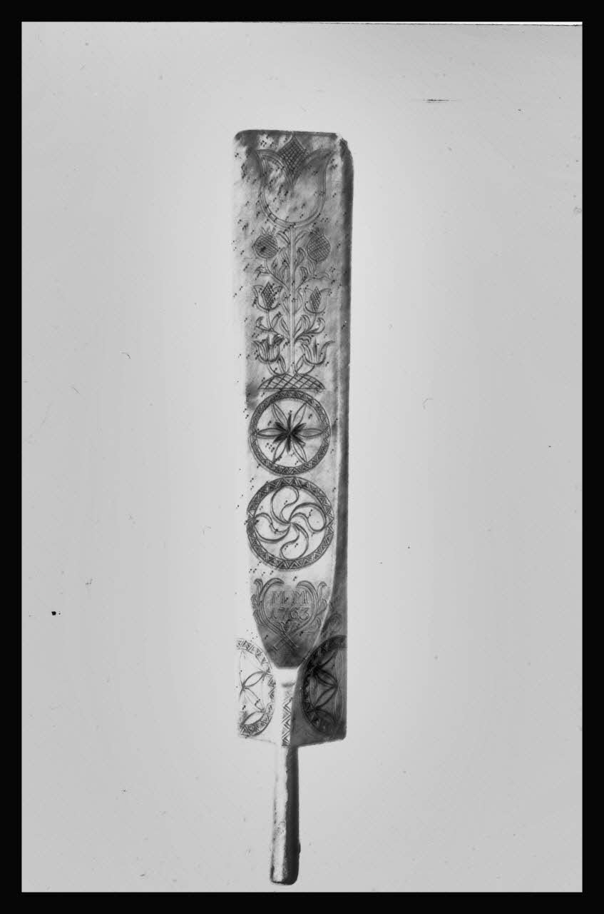 Alain Guey photographie Battoir à linge décoré de rosaces et portant l'inscription : "MN 1763" Alsace, France 1973 Ph.1973.207.44 Photo