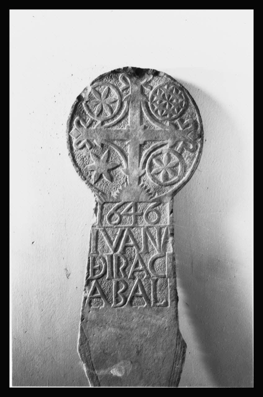 Alain Guey photographie Stèle discoïdale portant l'inscription : "IVANA.DIRACI.ABAL" et datée de 1646 Aquitaine, France 1973 Ph.1973.207.45 Photo