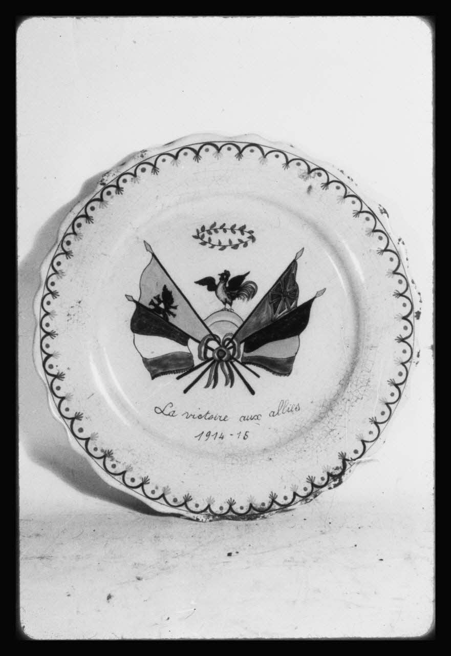A. Chastanier photographie Assiette. Provenant de Malicorne (Sarthe) et datée de 1915 Ile-de-France, France 1973 Ph.1973.212.13 Photo