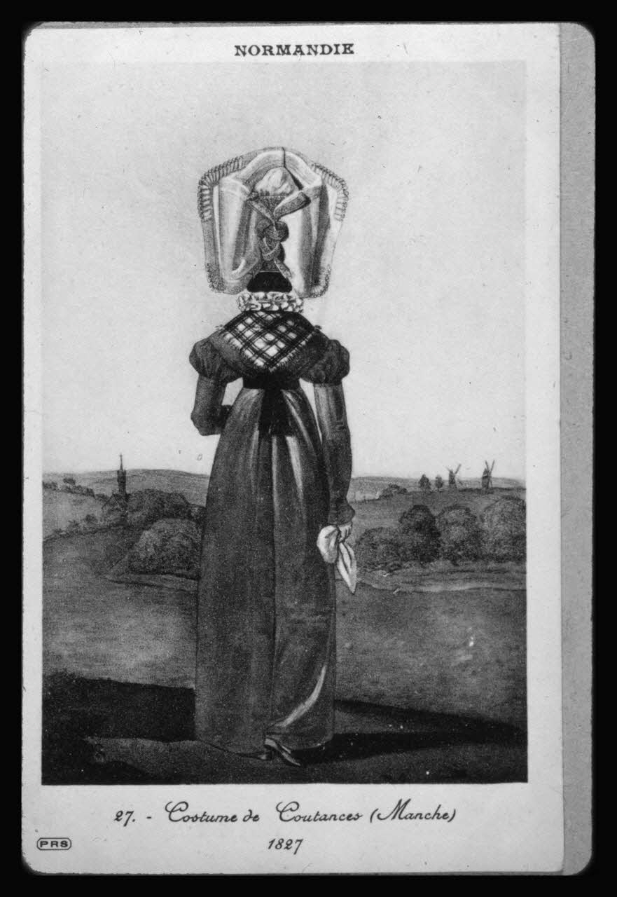 photographie Carte postale. Femme en costume. 1827 Ph.1984.13.7 Photo