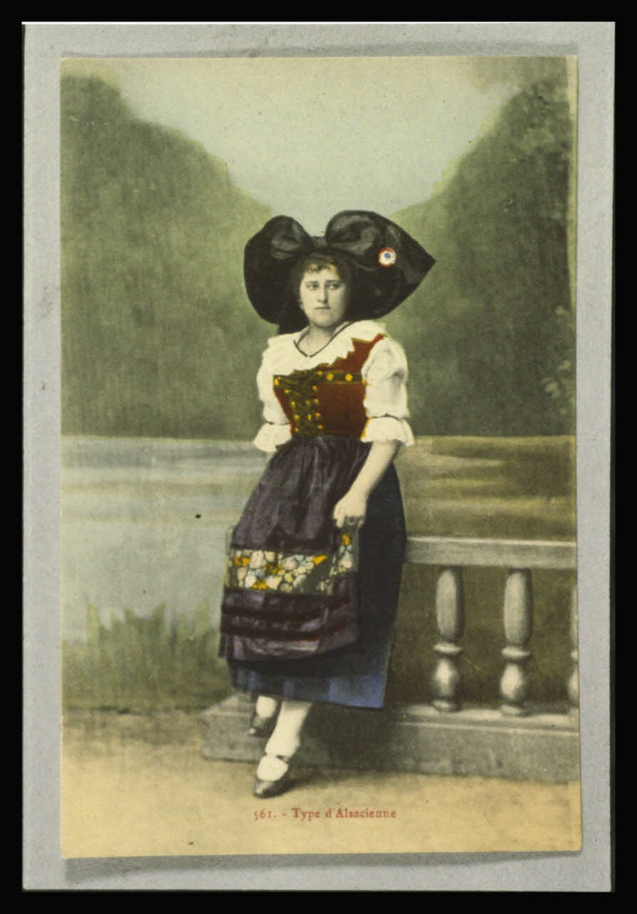 photographie Carte postale. Femme en costume avec cocarde sur le nœud Ph.1984.17.3 Photo