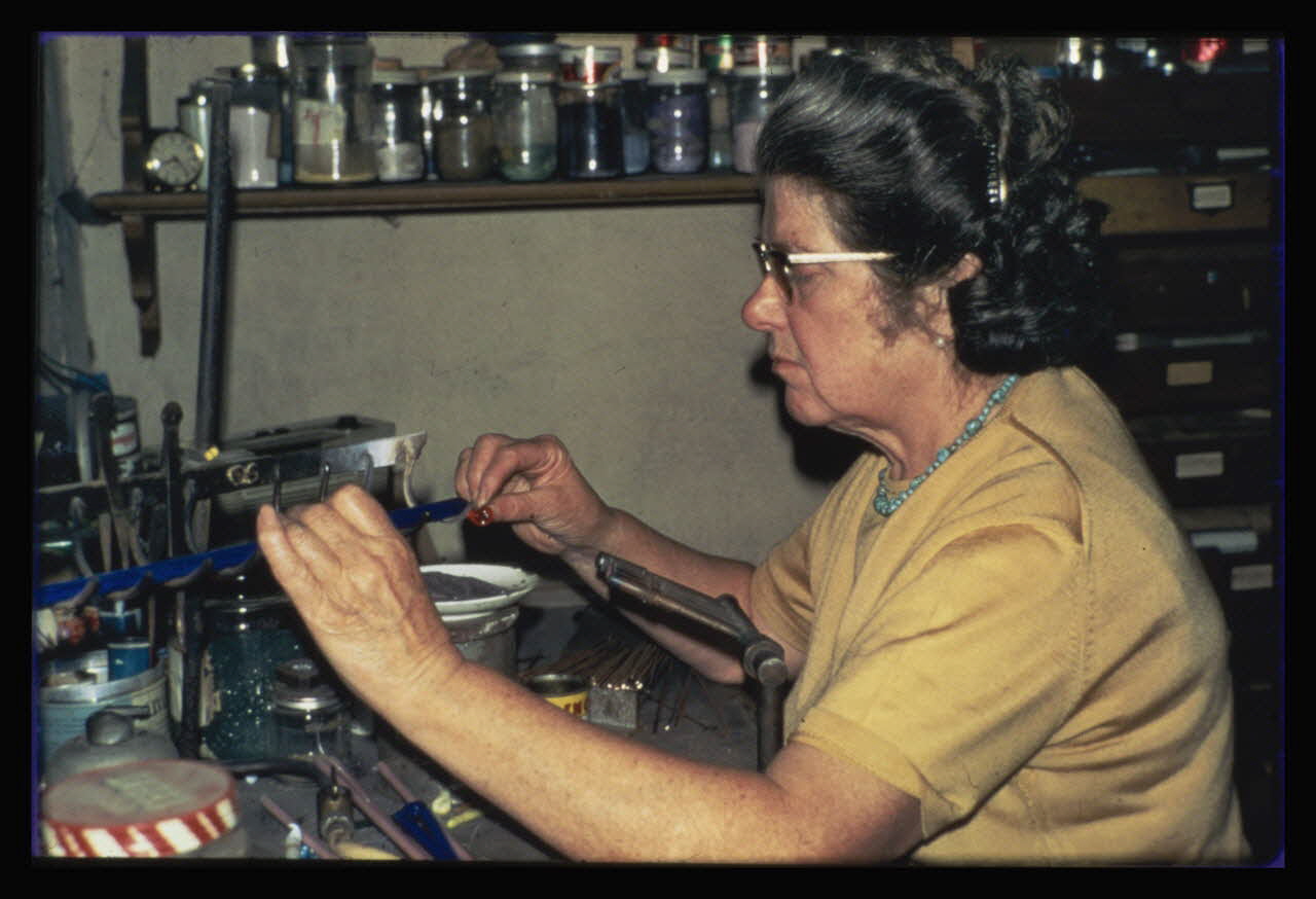 Anonyme photographie Transformation et utilisation du verre. Emailleuse en train de faire des perles artificielles Ile-de-France, France 1967 Ph.1984.26.2  Photo