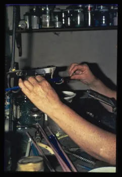 Anonyme photographie Transformation et utilisation du verre. Emailleuse en train de faire des perles artificielles Ile-de-France, France 1967 Ph.1984.26.4  Photo