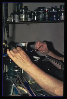 Anonyme photographie Transformation et utilisation du verre. Emailleuse en train de faire des perles artificielles. Détail des mains de l'émailleuse Ile-de-France, France 1967 Ph.1984.26.5 Photo