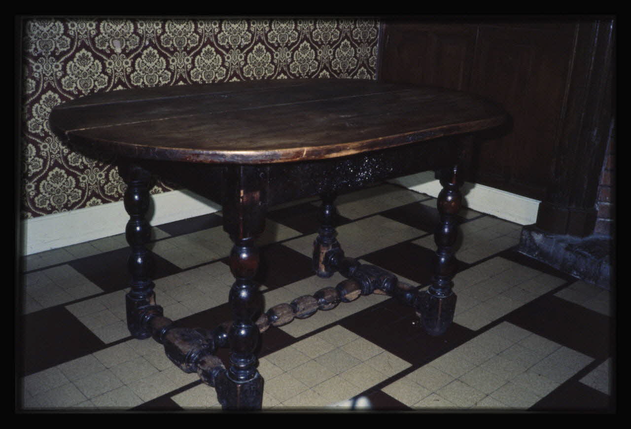 photographie Table à pieds tournés de l'hôtel Régis Ph.1984.46.1 Photo
