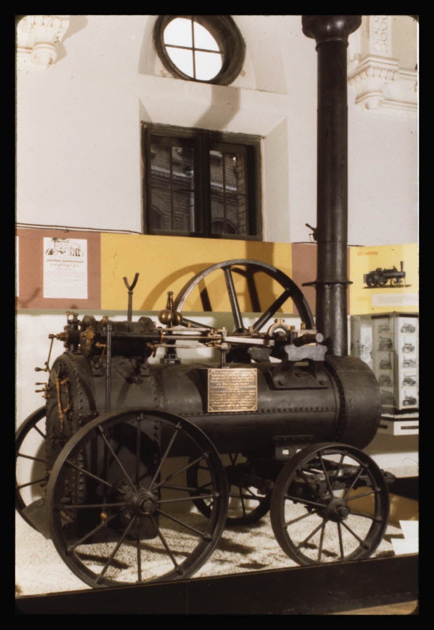 photographie Musée d'agriculture de Budapest. Construit d'après les plans d'Ignac Alparis (1902-1907). Vitrine d'exposition : locomobile de 1852 Ph.1984.70.15 Photo
