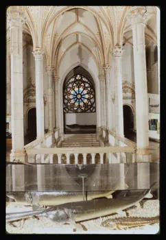 photographie Musée d'agriculture de Budapest. Construit d'après les plans d'Ignac Alparis (1902-1907). Partie intérieure du musée : nef et vitrail avec vitrines disposées autour Ph.1984.70.17 Photo