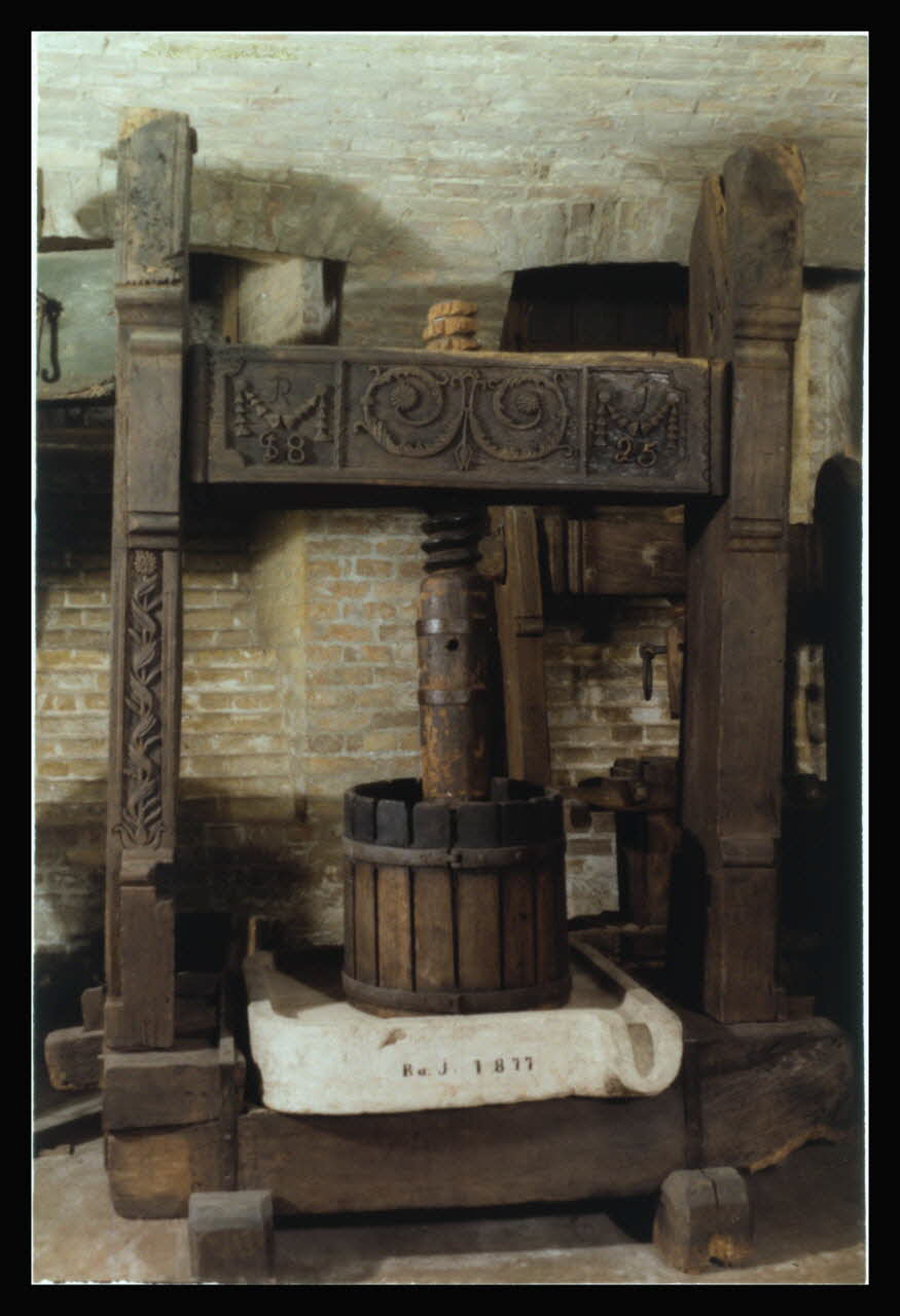 photographie Musée d'agriculture de Budapest. Construit d'après les plans d'Ignac Alparis (1902-1907). Vitrine d'exposition : pressoir à vin daté de 1877 Ph.1984.70.18 Photo