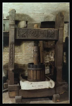 photographie Musée d'agriculture de Budapest. Construit d'après les plans d'Ignac Alparis (1902-1907). Vitrine d'exposition : pressoir à vin daté de 1877 Ph.1984.70.18 Photo