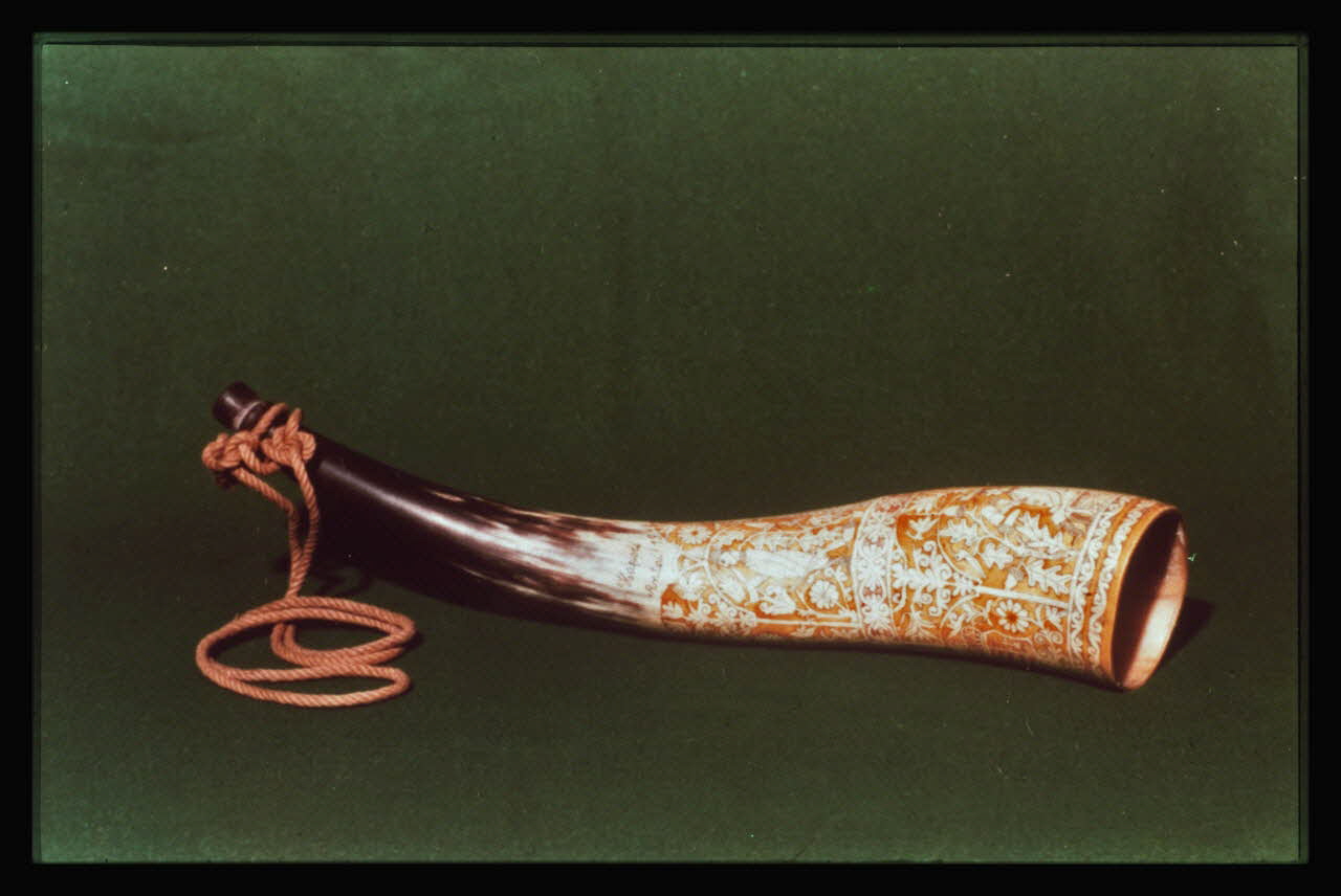 photographie Musée d'agriculture de Budapest. Construit d'après les plans d'Ignac Alparis (1902-1907). Vitrine d'exposition : corne de berger. Instrument de musique Ph.1984.70.5 Photo