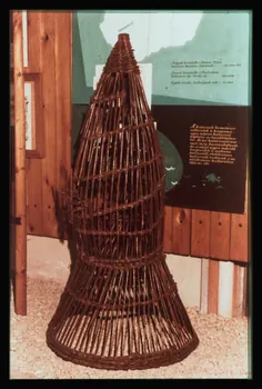photographie Musée d'agriculture de Budapest. Construit d'après les plans d'Ignac Alparis (1902-1907). Vitrine d'exposition : nasse en vannerie pour pêcheur en mer Ph.1984.70.6 Photo
