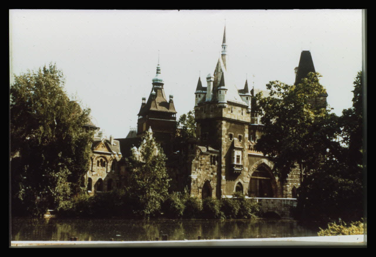 photographie Musée d'agriculture de Budapest. Construit d'après les plans d'Ignac Alparis (1902-1907). Aile latérale : romane et gothique. (1902-1907) Ph.1984.70.7  Photo