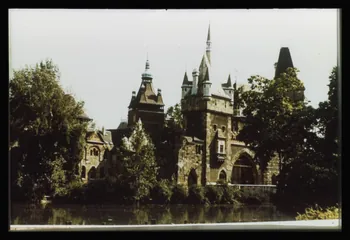 photographie Musée d'agriculture de Budapest. Construit d'après les plans d'Ignac Alparis (1902-1907). Aile latérale : romane et gothique. (1902-1907) Ph.1984.70.7 Photo