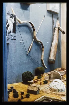photographie Musée d'agriculture de Budapest. Construit d'après les plans d'Ignac Alparis (1902-1907). Vitrine d'exposition : arc pour la chasse. Période "Arpad Dynasty" Ph.1984.70.9 Photo