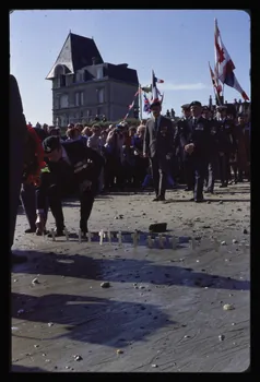 Jean Cuisenier photographie MNATP. Enquête conduite par Jean Cuisenier en Normandie pour la fête commémorative du débarquement du 6 Juin 1944 (1984) Basse-Normandie, France 1984 Ph.1984.74.91 Photo