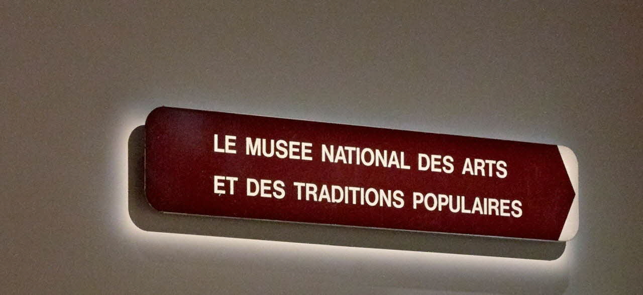 panneau de signalisation Le musée national des Arts et des Traditions populaires 2021.22.1 Photo Mucem