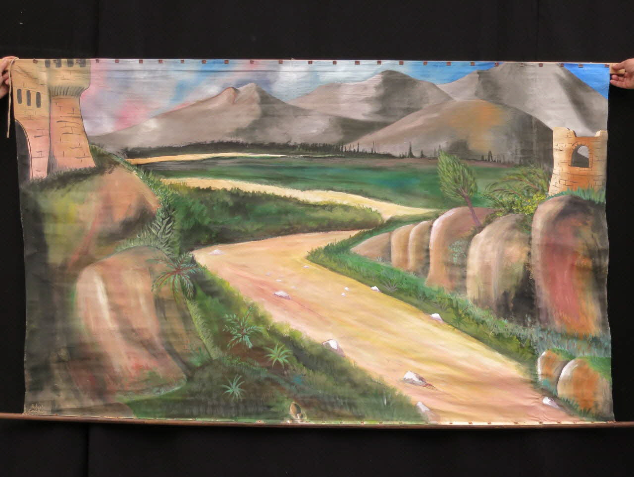 Roberto Cavallaro rideau de fond de scène La valle di Roncisvalle Sicile, Italie 2000-2010 2015.1.46 Photo Mucem